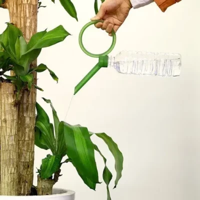 arrosoir qui peut être monté sur des bouteilles en PET.