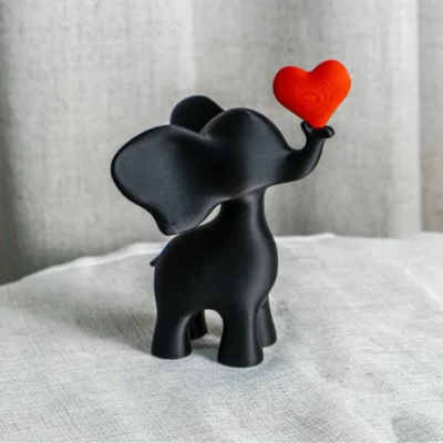 Sculpture en forme de cœur d'éléphant espiègle
