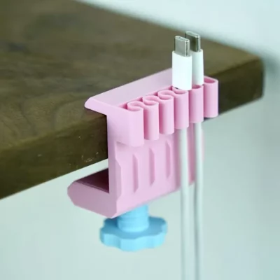 Fixation de câble sur le bord d'une table